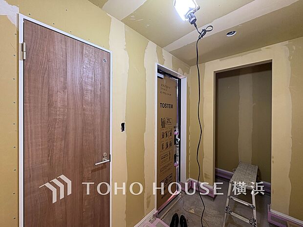 上質感漂う玄関。居住者の帰り、訪れる方を優しく迎えてくれます。（2026年1月撮影）