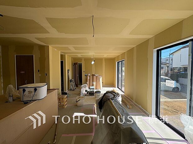 家族と過ごす時間を大切にしたい方にぴったりの明るくゆとりある住空間です。（2026年1月撮影）