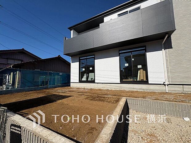 お庭が広いのでお子様ののびのび遊べガーデニングなども楽しめます。（2026年1月撮影）