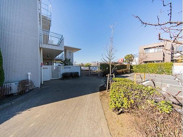 田園江田幼稚園　450m　朝登園してからこどもが「何をして遊びたいか」「自由遊び」の時間を保育の中心にしています。   