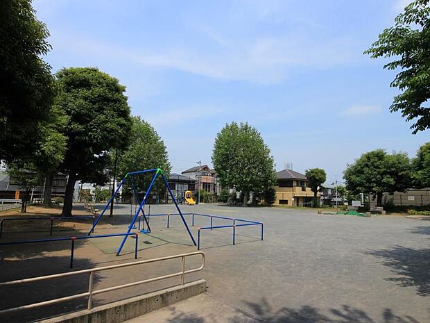 三春台公園 220m 遊具が点在する広い広場の奥にはさらに複合遊具のある細長い広場があります。