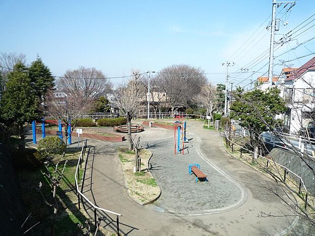 境之谷公園 400m こどもログハウスのある公園。施設室内全体がアスレチックになっていて雨の日も楽しく遊べます。
