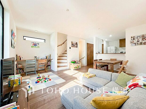 家族と過ごす時間を大切にしたい方にぴったりの明るくゆとりある住空間です。（家具はAI加工）