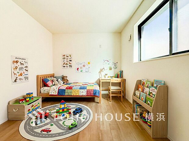 心地よい光と風があふれています。プライベートな自分時間を快適に過ごせるお部屋。（家具はAI加工）