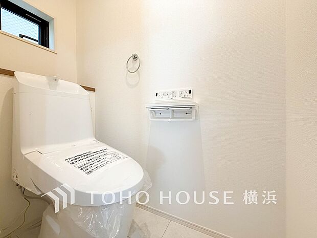 換気と明るさに配慮した、清潔感溢れるトイレ。落ち着いた空間で安らぎのひとときをお過ごしいただけます。