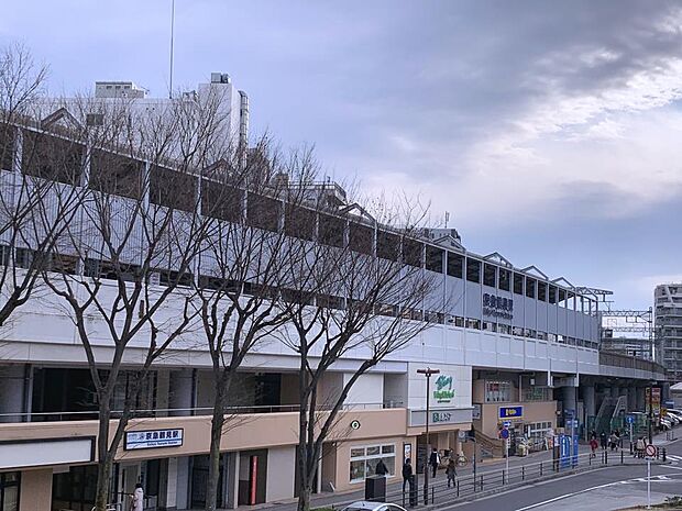 京浜急行線「京急鶴見」駅　960m　急行利用で約20分で国内線ターミナル駅へ到着！帰省や出張で飛行機を利用される方に便利です。 