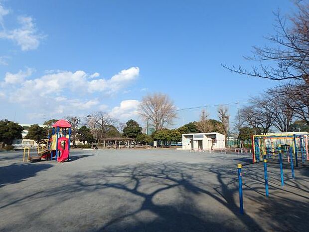潮田公園　400m　野球場、テニスコート、プール、遊具広場、自由広場、コミュニティハウス等があり多目的に利用可能な公園。 