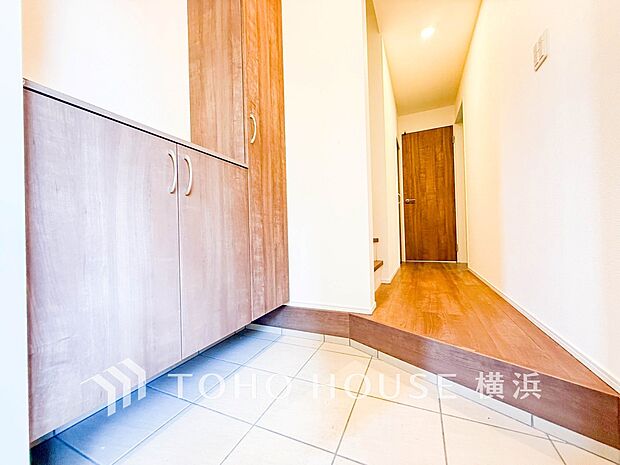 上質感漂う玄関と廊下。居住者の帰り、訪れる方を優しく迎えてくれます。