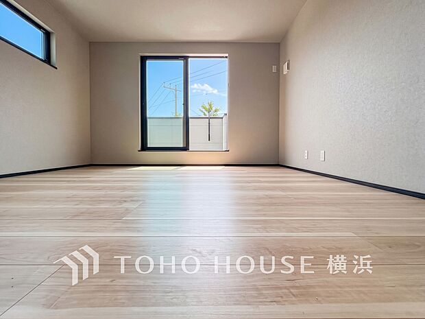 心地よい光と風があふれています。プライベートな自分時間を快適に過ごせるお部屋。