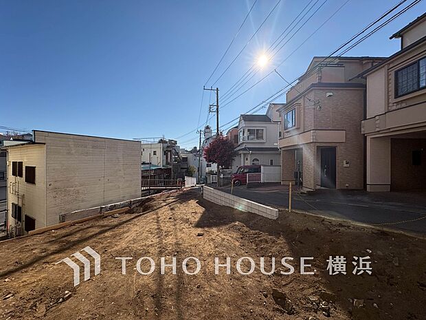 落ち着いた住宅地に位置する土地。自然と調和した穏やかな生活が楽しめます。（2026年1月撮影）