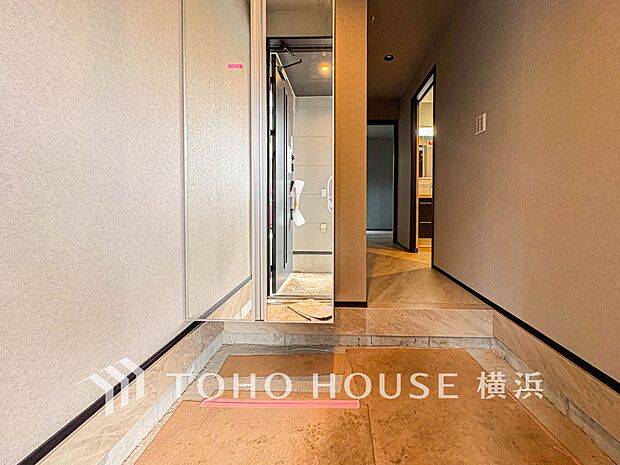 上質感漂う玄関と廊下。居住者の帰り、訪れる方を優しく迎えてくれます。