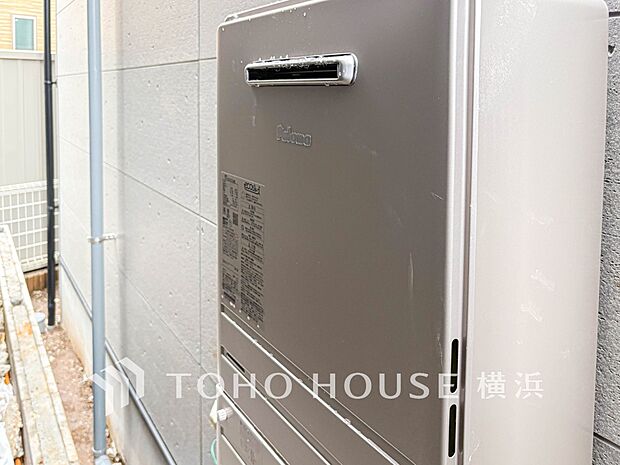 キッチンやシャワーなどの給湯と、自動湯はりやおいだき機能を備えた給湯器。