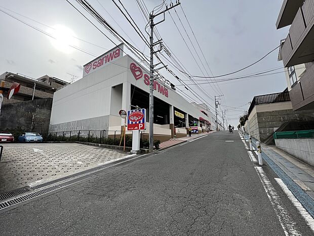 スーパー三和 藤が丘店　850m　食卓を飾る新鮮な食料品が毎日揃います。家族の笑顔を思い浮かべながらお買い物も楽しいです。 