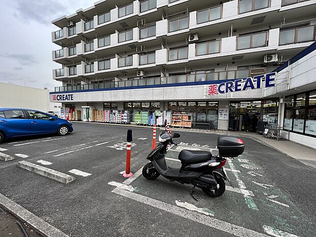 クリエイトエス・ディー柿の木台店　350m　お薬や日用品はもちろん、冷蔵食品・冷凍食品・精肉・お酒などをお手ごろ価格で取り揃える頼もしいお店。 