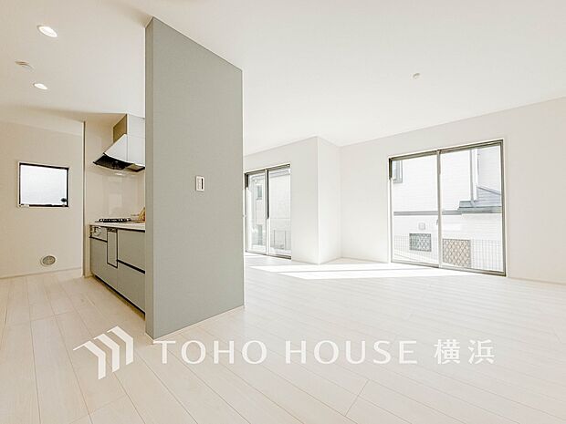 明るく開放的な空間が広がるLDK。室内には豊かな陽光が注ぎ込み、爽やかな住空間を演出。