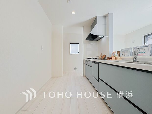 機能性とデザイン性を兼ね備えたシステムキッチン。リビングとの一体感も考慮され、美しい空間が実現。