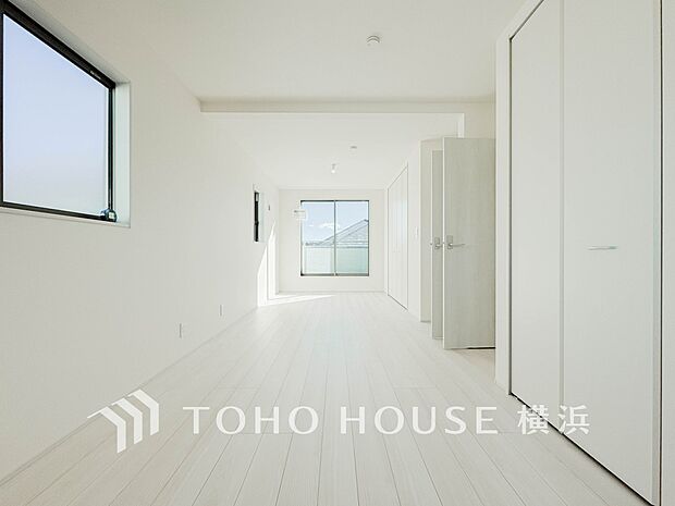 通風・採光にも優れ、心地よい光と風があふれています。プライベートな自分時間を快適に過ごせるお部屋。