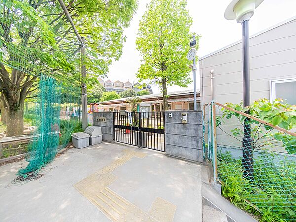 杉田保育園　700m　小高い丘の上にある小さくて可愛らしい保育園。