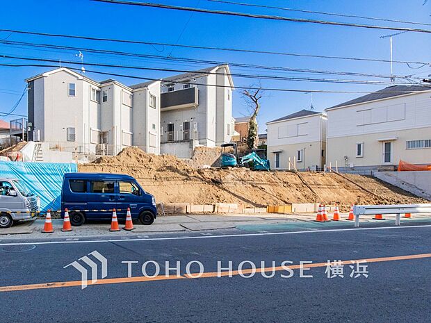 造成中の区画には新しい家々が建ち並び、明るい未来が感じられます。