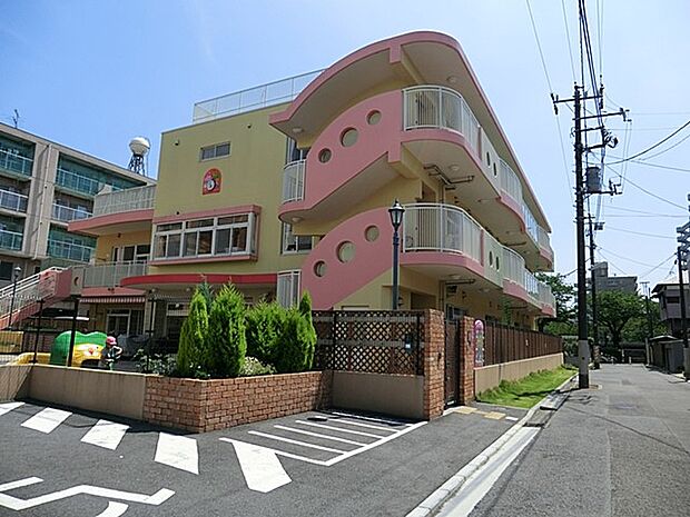 戸塚愛児園 1100m 園舎の裏手には柏尾川が流れ、散歩やマラソンをしたり、自然を身近に感じながら活動しています。