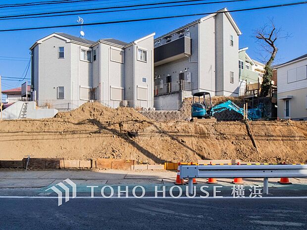 青空が広がる開放的な立地です。お子様とのびのび暮らせる新しい街並みが魅力です。（2026年1月撮影）