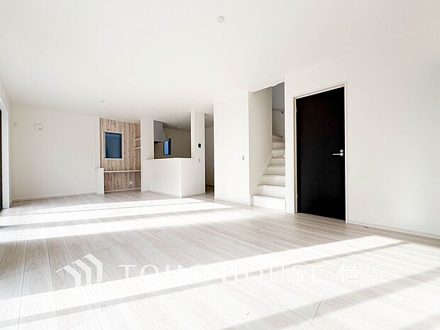 穏やかな陽射しが、ゆったりとした寛ぎの時間を包みます。