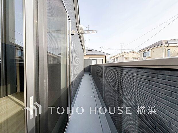 太陽の恵みをたっぷりと受けて、洗濯物も気持ちよく干せそうです。