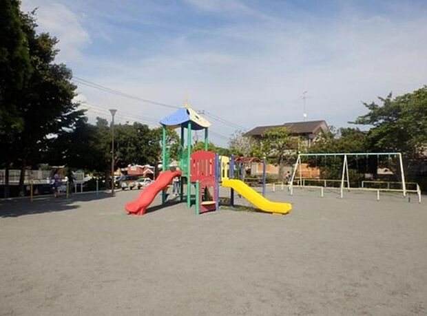 美晴台公園 350m 元気に走り回れる広い広場とお子様が楽しめる遊具のある公園。