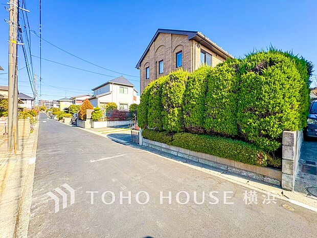 小学校が近く、緑豊かな公園が点在する住環境で、子育てにも安心です。（2026年1月撮影）