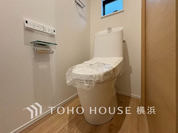 清潔感溢れるトイレ。落ち着いた空間で安らぎのひとときをお過ごしいただけます。