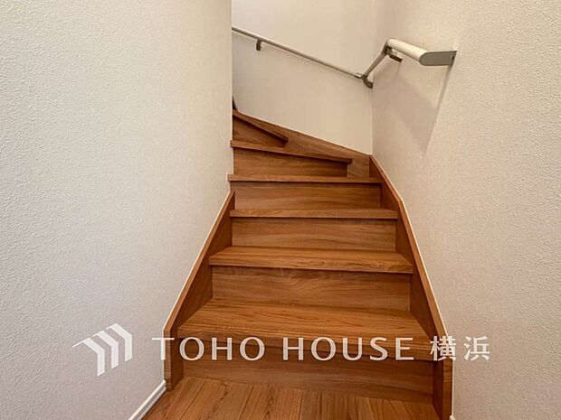 各フロアを結ぶ階段。集いの空間と一人の時間を楽しむプライベートルームをバランスよく繋いでいます。