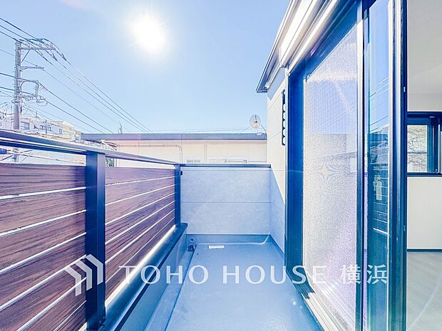 休日にまとめてお洗濯される方も安心のバルコニー。