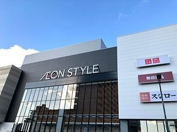 イオン天王町ショッピングセンター　900m　2022年10月18日オープン。「イオンスタイル天王町」と42の専門店。駐車場520台。 