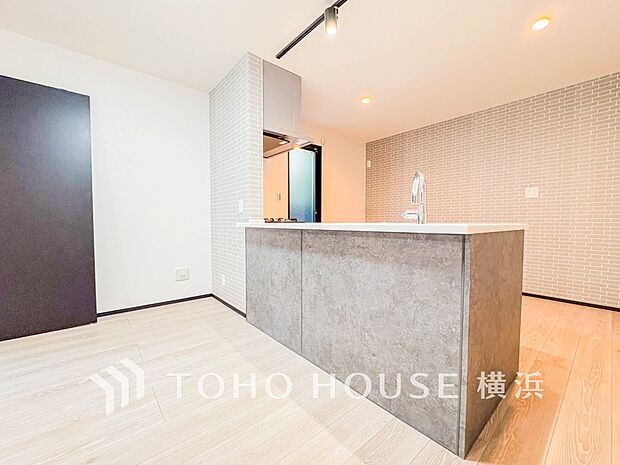 話に夢中になり、ついつい時を忘れてしまう。そんな束の間の幸せを感じさせてくれる場所。