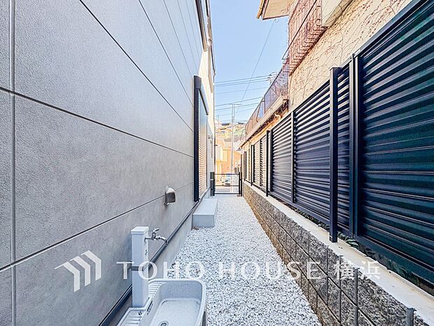 敷地内にもゆとりを感じるスペースがございます。