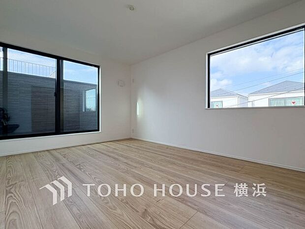 一日の疲れをいやしてくれる寝室。時を忘れて過ごす場所として過ごせるお部屋。