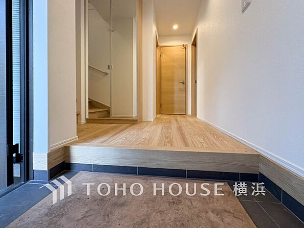 上質感漂う玄関と廊下。居住者の帰り、訪れる方を優しく迎えてくれます。