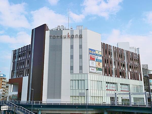 トツカーナモール　1100m　100以上のさまざまなお店が、B1階から5階の6フロアに、6つのカテゴリー分けて展開しております。