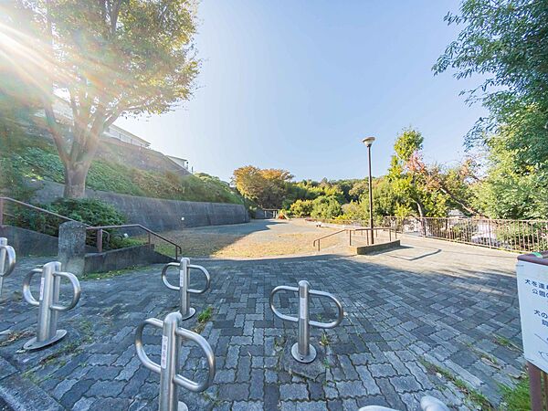 宮谷西公園　1000m　木漏れ日に癒される森林浴にオススメの静かな公園です。お子様が走り回れる広場や遊具もございます。