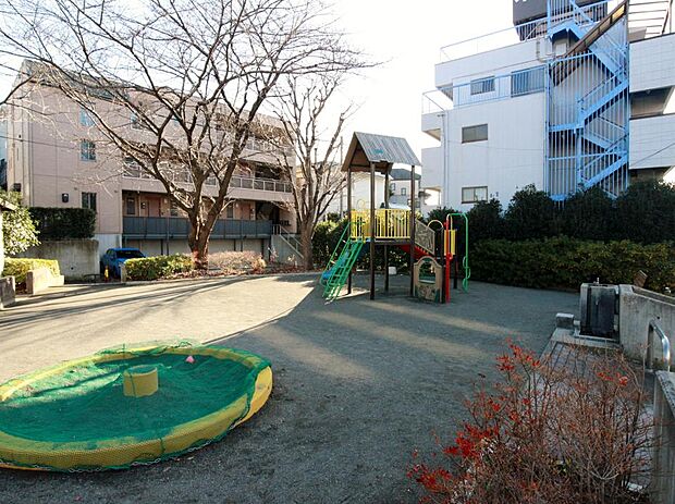 篠原西町公園　63m　遊具広場・冒険広場など、さまざまな用途別広場がある公園です。 