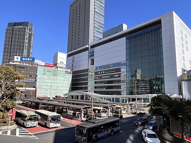横浜駅　1520m　ビッグターミナル『横浜』駅は、ビジネス・ショッピング・観光においても中心的役割を担う駅。 