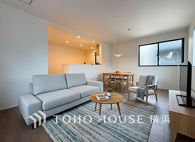 大きな窓から明るい陽射しが射し込む家族みんなの憩いの場。(家具・装飾品はAI加工です)