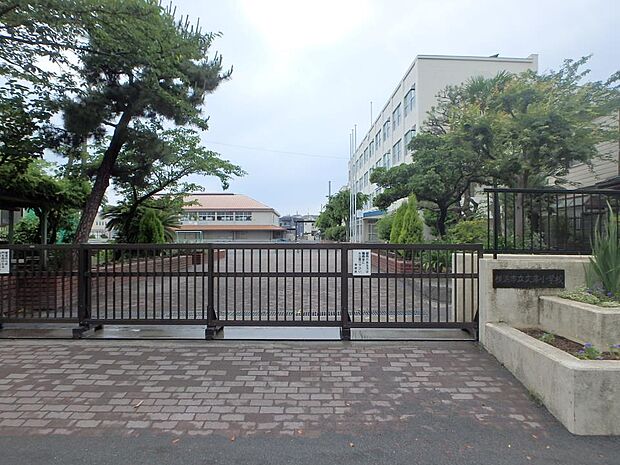 横浜市立文庫小学校 270m