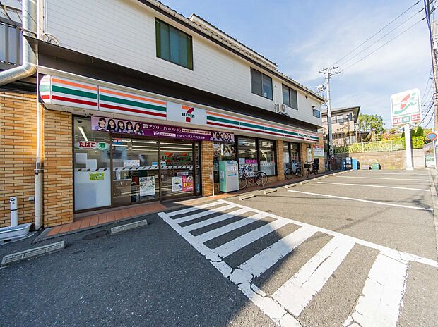 セブンイレブン横浜寺前店　450m　24時間営業。近くにあるとちょっとした買い物にも便利ですね。 