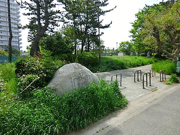 まつかぜ公園　160m　緑に囲まれた落ち着いた雰囲気。すべり台等の遊具があり、小さいお子様も安心して遊べます。 
