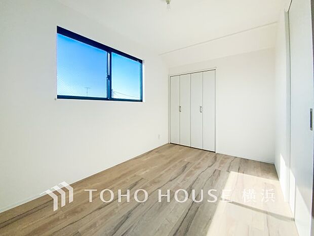 一日の疲れをいやしてくれる寝室。時を忘れて過ごす場所として過ごせるお部屋。