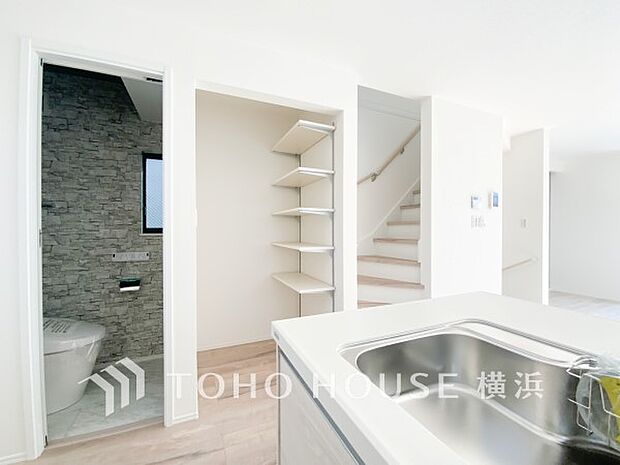 パントリーには缶詰や調味料などの食品類、かさばるペーパーやラップ類をまとめて収納できます。