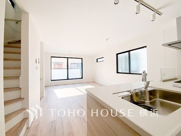 あたたかい日差しがたっぷり降り注ぐLDKは自然と家族の顔があかるい笑顔に。