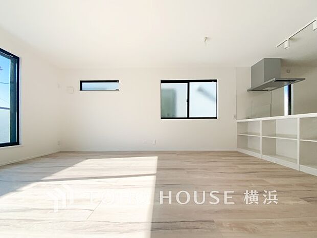 忙しい朝でも、しっかり家族が揃って食事をして頂けるゆとりある大きさのダイニングスペース。