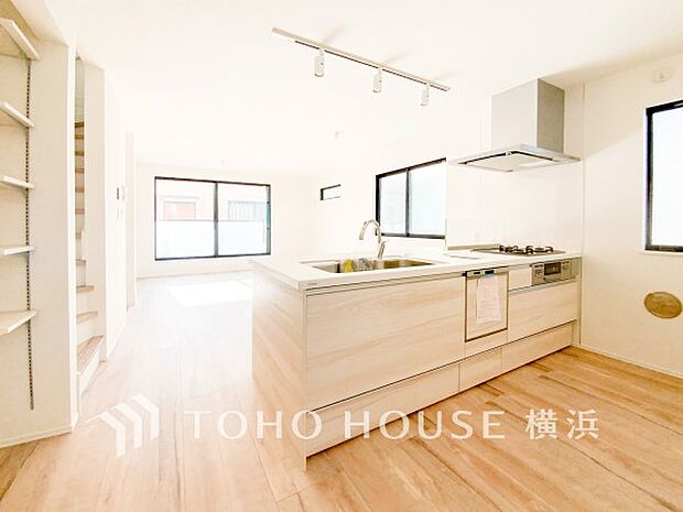 対面キッチンでリビングのご家族と会話を楽しみながらお料理できます。